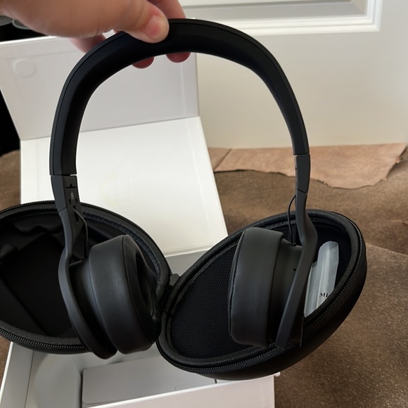 LTD WIRELESS ON-EAR HEADPHONE BY MUZIK - Picture 12 of 12